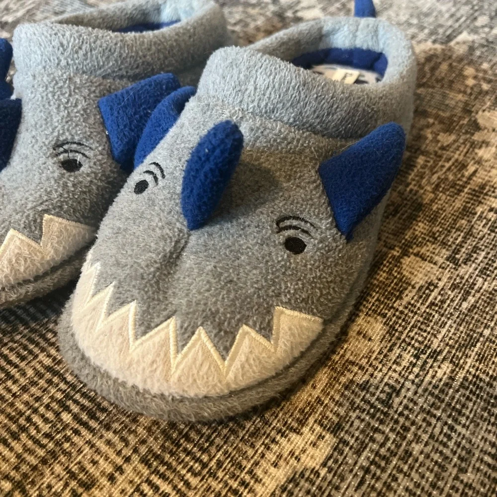 Dearfoams SHARK 🦈 Slippers 4/5Y
